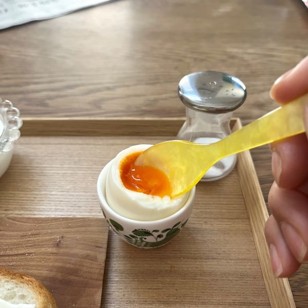 エッグスプーンで半熟卵をスマートに
