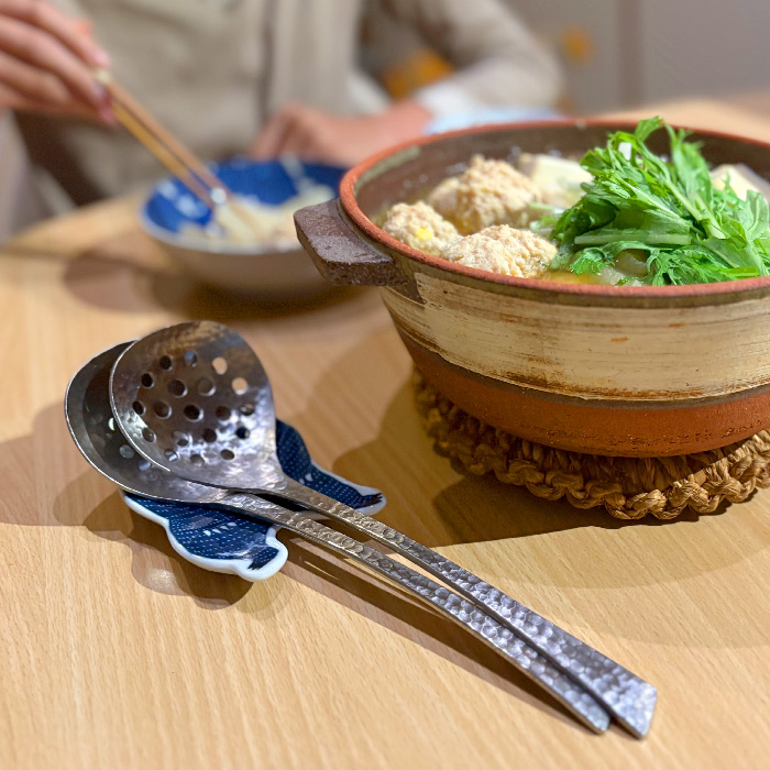 冬の食卓を彩る、草土の卓上お玉セット