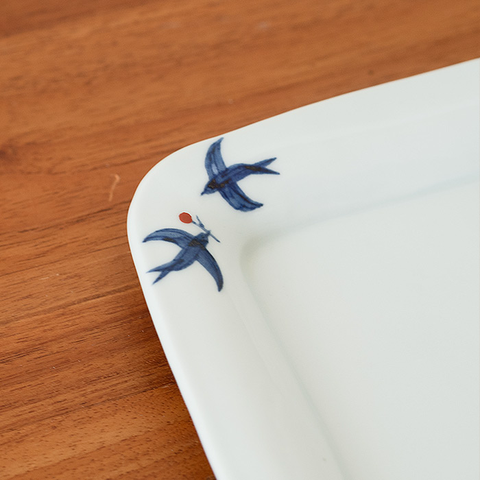 日下華子　色絵　つばめ　正方角丸プレート