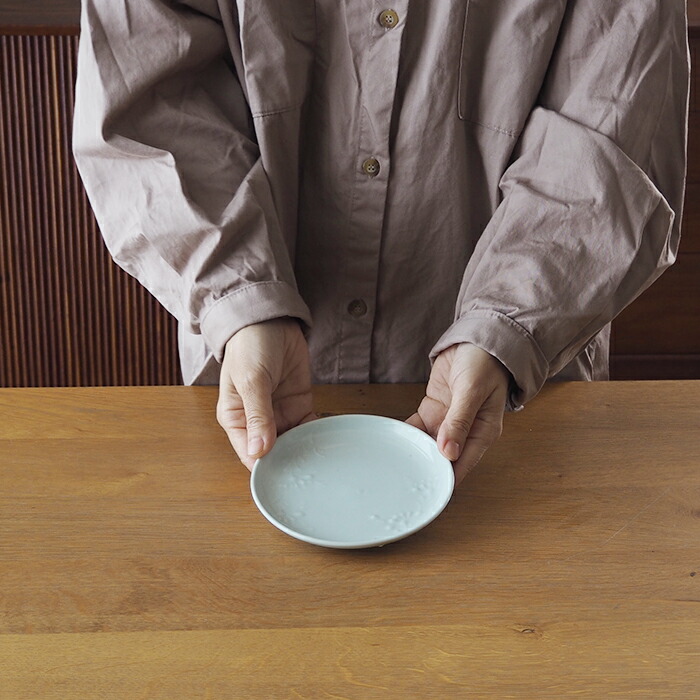 九谷青窯　高原真由美　白磁いっちん草花散らし　4.5寸皿