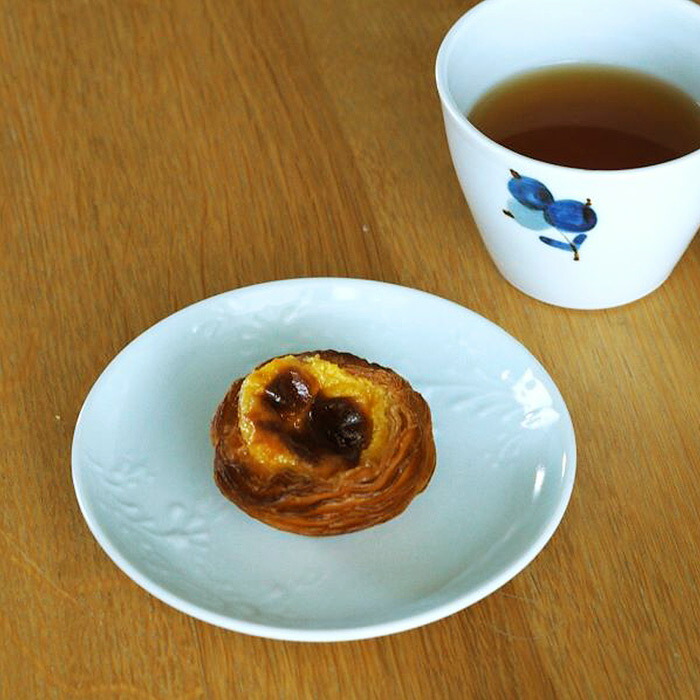 九谷青窯　高原真由美　白磁いっちん草花散らし　4.5寸皿